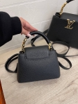 Сумка женская Capucines, 21 см Louis Vuitton Артикул LUX-115798. Вид 3