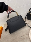 Сумка женская Capucines, 27 см Louis Vuitton Артикул LUX-115799. Вид 4
