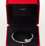 Браслет Juste un Clou, классическая модель, золото 18 карат, 32 бриллианта классической огранки  Cartier Артикул LUX-116582. Вид 2