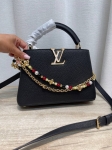 Сумка женская Capucines Louis Vuitton Артикул LUX-135552. Вид 2