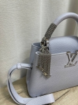 Сумка женская Capucines Louis Vuitton Артикул LUX-135549. Вид 2