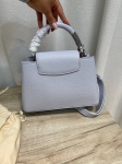 Сумка женская Capucines Louis Vuitton Артикул LUX-135549. Вид 4