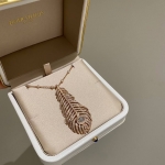 Изысканное  колье с подвеской Plume de Paon Boucheron  Артикул LUX-136156. Вид 3