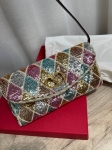 Сумочка -клатч Garavani DeVain с цветной вышивкой Valentino Артикул LUX-136267. Вид 2