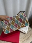 Сумочка -клатч Garavani DeVain с цветной вышивкой Valentino Артикул LUX-136267. Вид 3