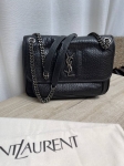 Сумка женская Niki из фактурной кожи Yves Saint Laurent Артикул LUX-137518. Вид 1