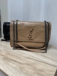 Сумка женская Niki из винтажной кожи с тисненым логотипом Yves Saint Laurent Артикул LUX-137521. Вид 1
