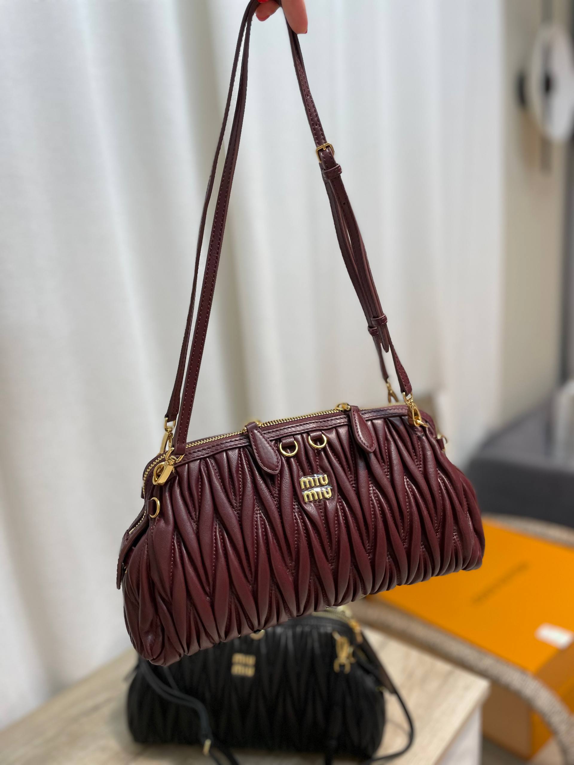 Сумка-клатч Miu Miu LUX-134348 фото Сумка-клатч Miu Miu Артикул LUX-134348