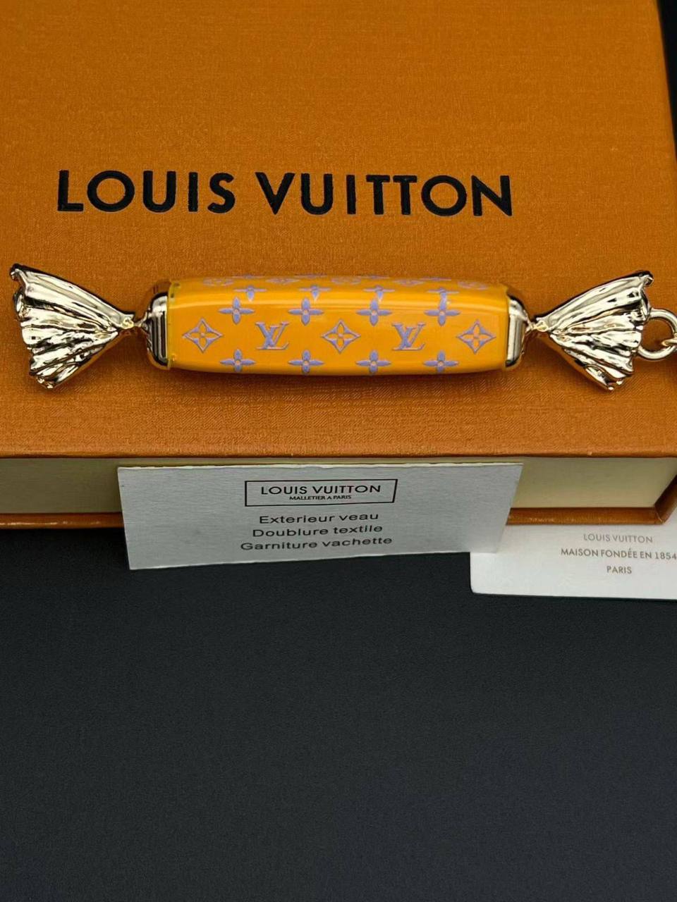 Брелок Louis Vuitton LUX-133328 фото Брелок Louis Vuitton Артикул LUX-133328