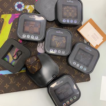 ЧЕХОЛ OLOKA С КАРАБИНОМ ДЛЯ НАУШНИКОВ APPLE AIRPODS Louis Vuitton LUX-25639