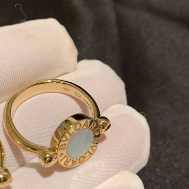 Кольцо  из розового золота с вставкой из  перламутра  Bvlgari LUX-116344