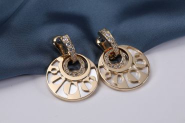 Серьги  Intarsio — это пара украшений из розового золота, перламутра и бриллиантов  Bvlgari LUX-116347