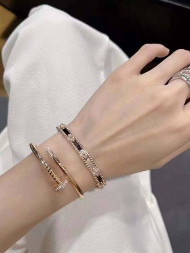 Браслет  коллекция Perlеe Sweet Clovers белое золото 18 карат с родиевым покрытием, бриллианты  Van Cleef LUX-116362