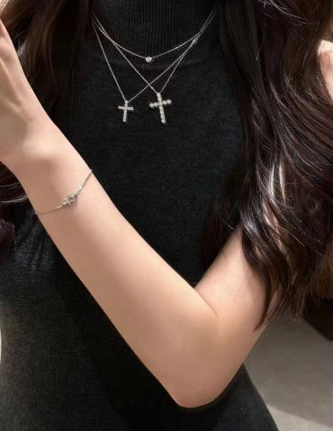 Крестик из белого золота 750 пр  Graff LUX-121011