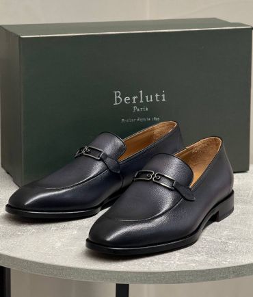 Лоферы Berluti из натуральной кожи красивого патинированного синего цвета с металлической перемычкой, на кожаной подошве с каблуком.    LUX-123276