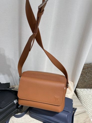 Сумка-мессенджер Louis Vuitton LUX-129744