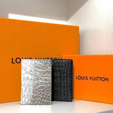 Обложка на паспорт из натуральной кожи крокодила  Louis Vuitton LUX-130588