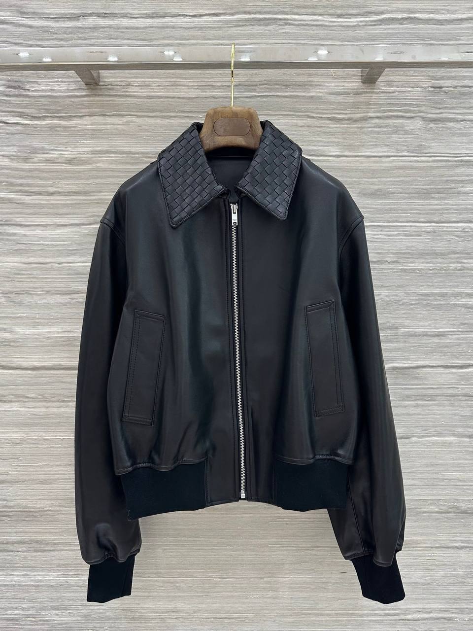 Кожаный бомбер Bottega Veneta LUX-136129 фото Кожаный бомбер Bottega Veneta Артикул LUX-136129