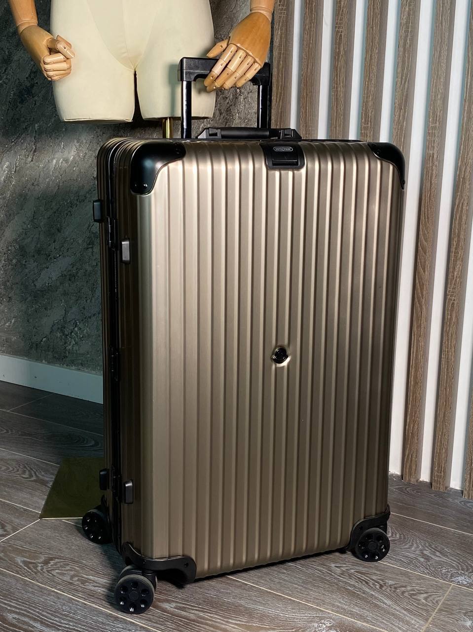 Чемодан Rimowa LUX-137020 фото Чемодан Rimowa Артикул LUX-137020