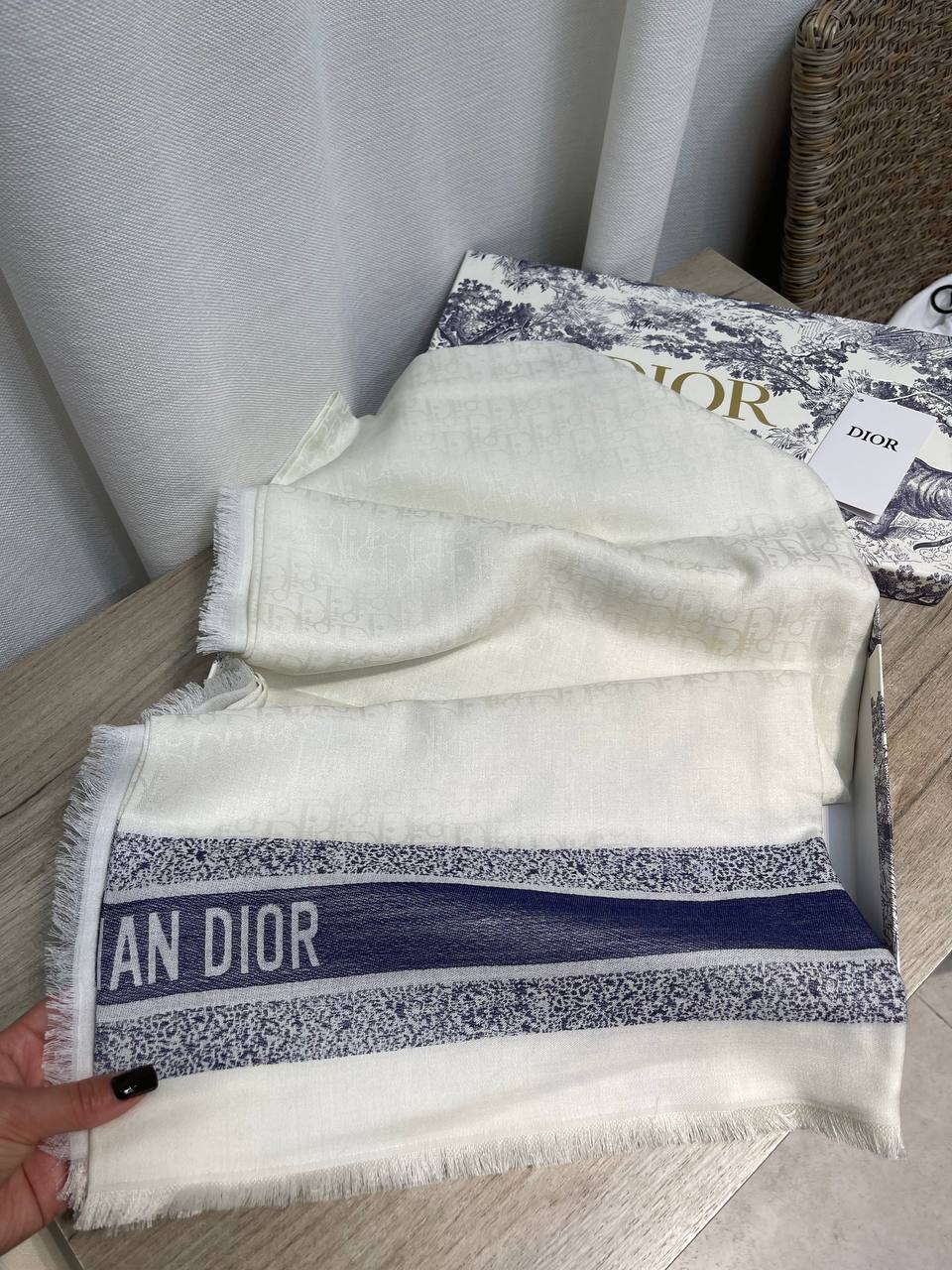 Платок Christian Dior LUX-137797 фото Платок Christian Dior Артикул LUX-137797